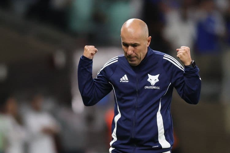 Treinador analisa postura do atacante e comenta situação do jogador 7.. Reprodução: Globo