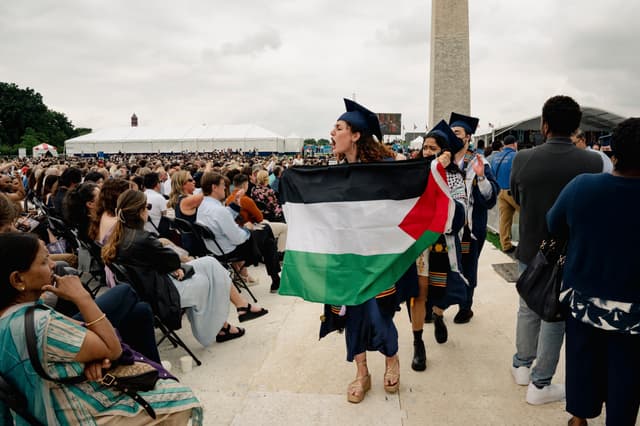 Protestos de estudantes em universidades dos EUA contra a guerra em Gaza e a manipulação política do antissemitismo. Reprodução: Globo