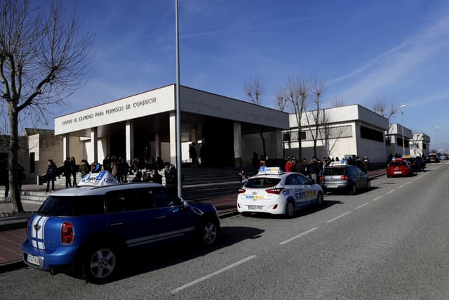 Homem renova seu carné de motorista após quase 10 anos de validade expirada. Reprodução: El País