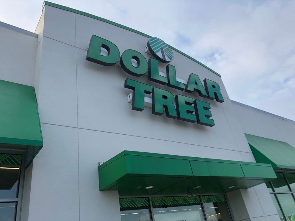 Funcionários do Dollar Tree cobrem preços de itens com etiquetas vermelhas, ajustando para o novo valor de $1,50. Reprodução: Alex Bitter/Insider