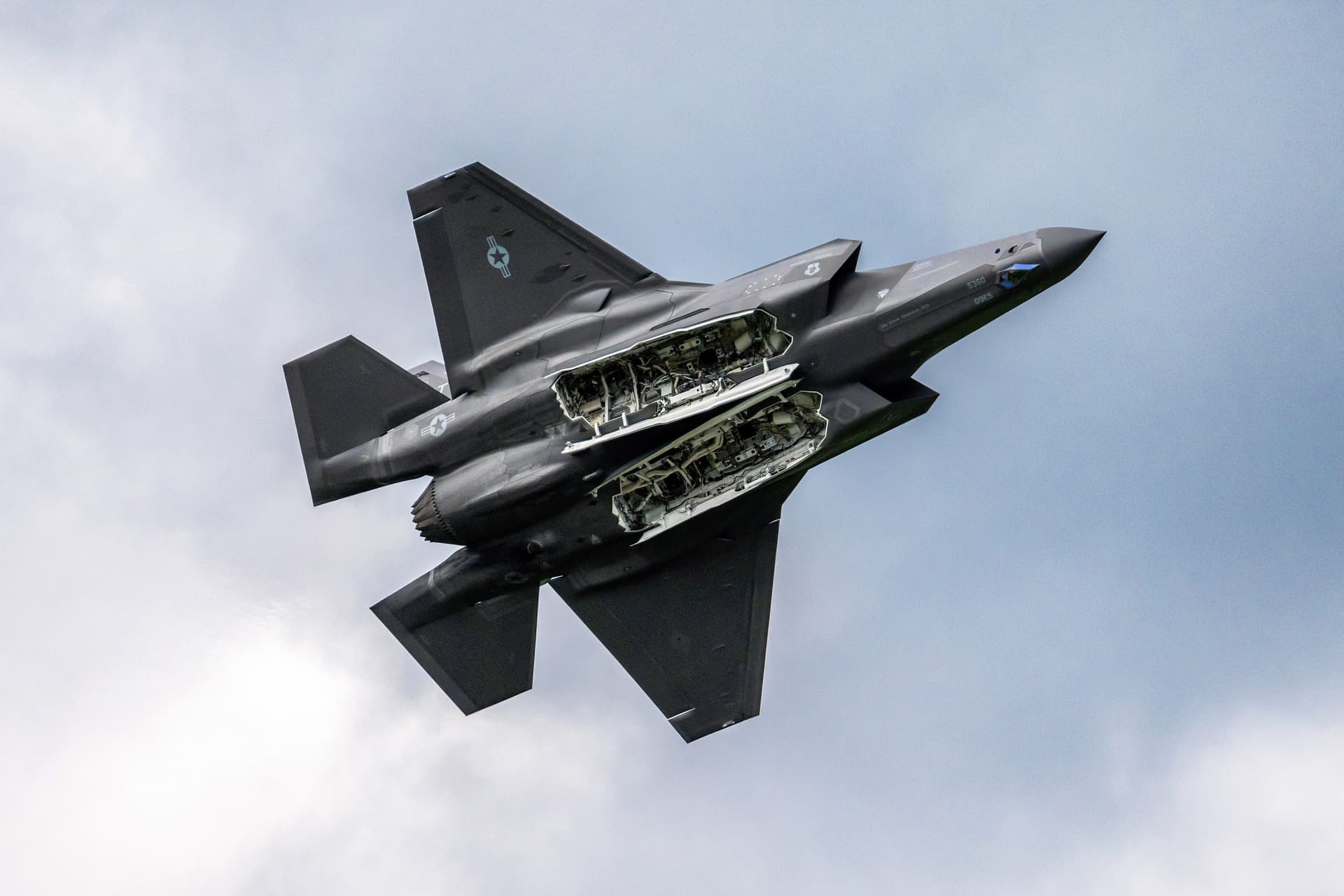 F-35 da Força Aérea dos EUA performa durante grande show aéreo, enquanto Lockheed Martin enfrenta queda nas ações. Reprodução: Business Insider