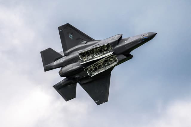 F-35 da Força Aérea dos EUA performa durante grande show aéreo, enquanto Lockheed Martin enfrenta queda nas ações. Reprodução: Business Insider
