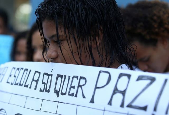Manifestantes se reúnem em ato contra a violência nas escolas do Rio de Janeiro. Reprodução: Globo
