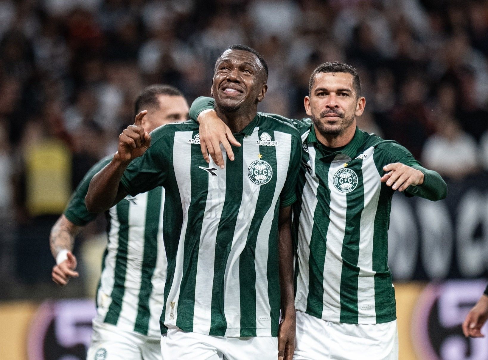 Jogadores do Coritiba lamentam expulsões após derrota para o Grêmio no Brasileirão.