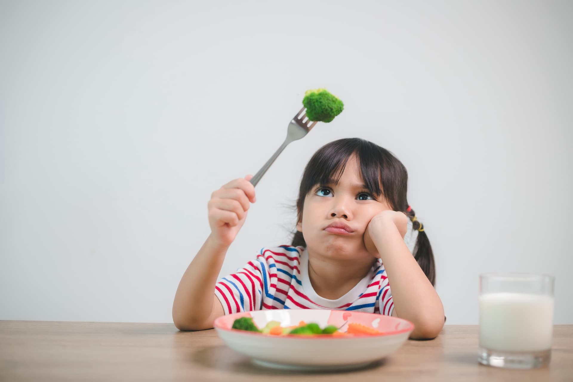 Criança demonstra seletividade alimentar em refeição, tema com dicas práticas para pais. Reprodução: Retorno do item 11