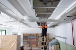 Operários instalam ar-condicionado em escola de Barcelona durante onda de calor. Reprodução: El País