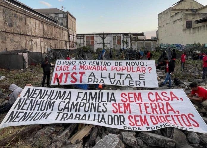 Famílias ocupam terreno na Região Portuária em busca de moradia digna.; Reprodução: Diário do Rio