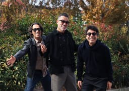 Trio de irmãos da banda Café Quijano é visto na rua do centro de Madrid. Legenda da imagem. Reprodução: Retorno do item 11