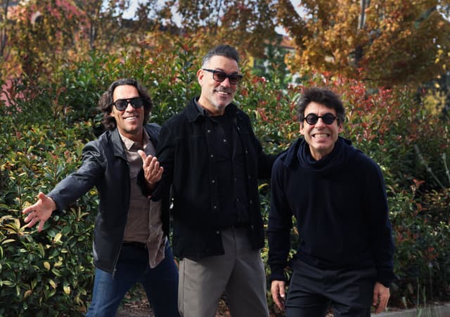 Trio de irmãos da banda Café Quijano é visto na rua do centro de Madrid. Legenda da imagem. Reprodução: Retorno do item 11