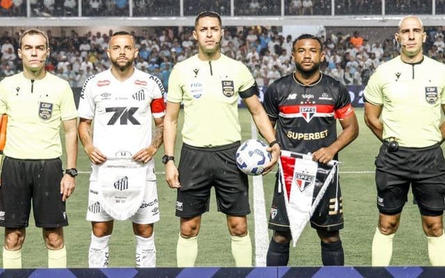 Neymar acompanha a vitória do Santos sobre o São Paulo na Vila Belmiro. Legenda da imagem. Reprodução: Retorno do item 11