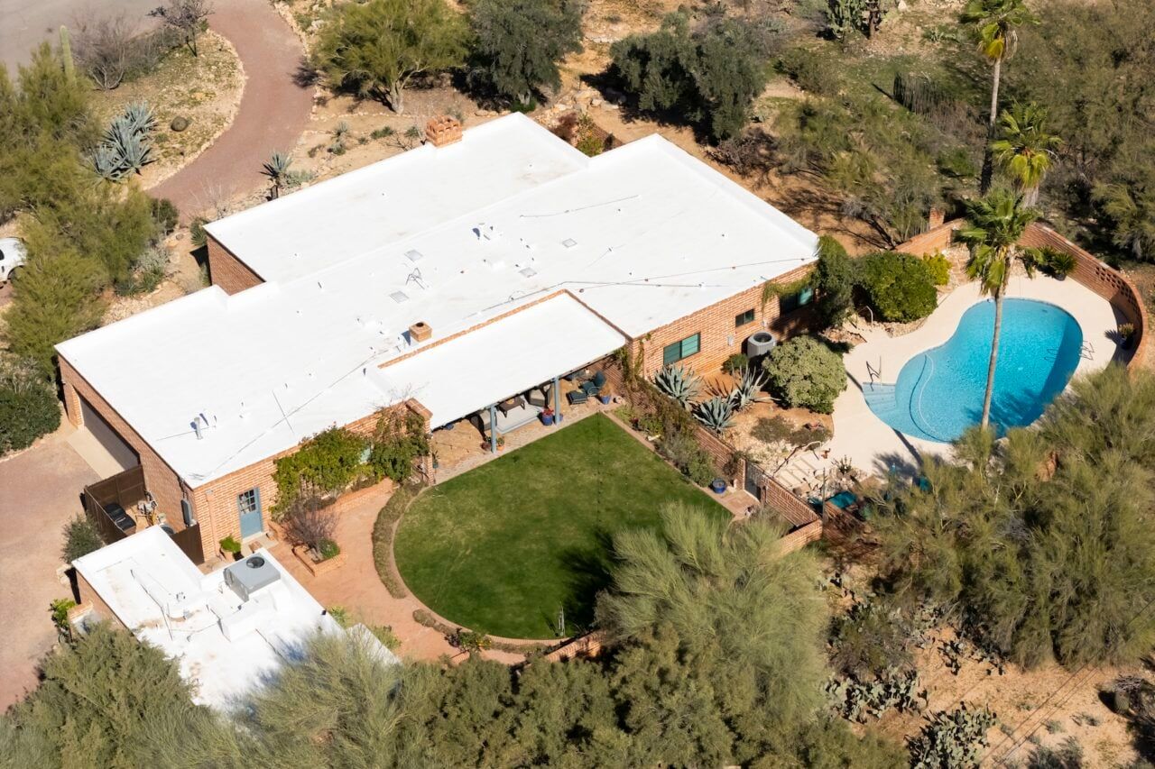 [Casa de Nancy Guthrie, alvo de tentativas de resolver o caso do sequestro com Grok.]. Reprodução: Gizmodo