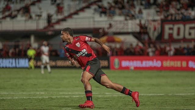 Atacante emprestado ao Atlético-GO celebra gol que garantiu vitória sobre o Esquadrão. Reprodução: Itatiaia