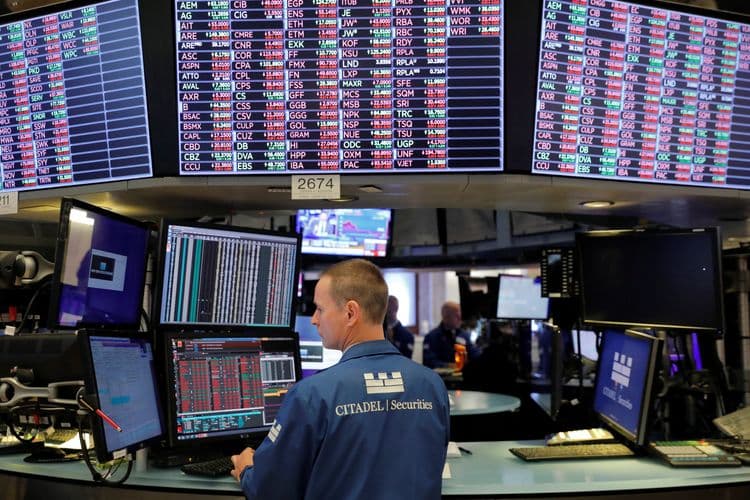 A trader analisa dados no pregão da Bolsa de Valores de Nova York durante tensões geopolíticas. Reprodução: Reuters