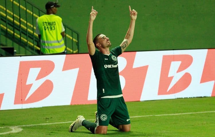 Santa Cruz avança na contratação do atacante Thiago Galhardo