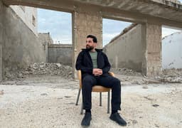 Preso sírio libertado por rebeldes pouco antes da execução.. Reprodução: Elpais