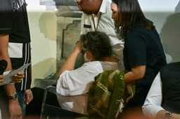 Lindsay Sandiford é transportada em cadeira de rodas após repatriação para a Grã-Bretanha. Reprodução: Globo
