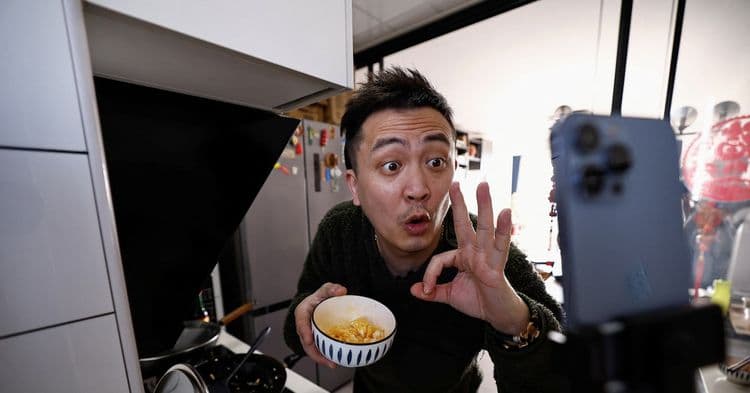 Yu Bo produz vídeos de culinária humorísticos para conectar China e EUA. Reprodução: Reuters