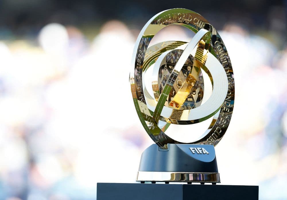Troféu da Copa do Mundo de Clubes de 2025 em destaque. Reprodução: Globo