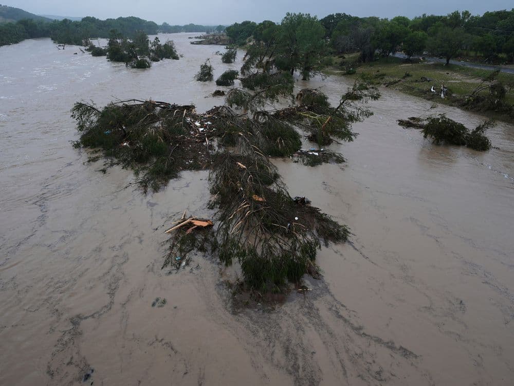 Aumento das águas do rio Guadalupe causa estragos em Kerrville, Texas, após chuvas torrenciais. Reprodução: AP/Eric Gay