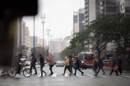 Clima instável traz chuvas fortes e risco de temporais no Sul, enquanto o interior do Brasil enfrenta calor intenso. Reprodução: Globo