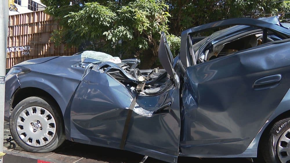 Motorista ferido após capotamento de carro na Avenida do Contorno, em Belo Horizonte. Reprodução: Globo