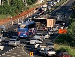 Carreta tombada na Rodovia Luiz de Queiroz em Piracicaba; equipes da polícia orientam motoristas. Reprodução: Globo
