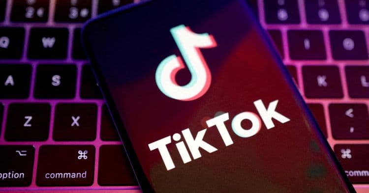 Jovens romenos buscam orientação sobre voto em eleições presidenciais no TikTok.; Reprodução: Reuters