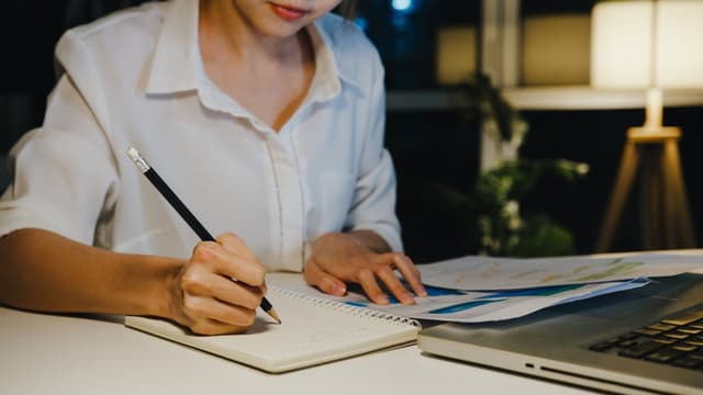 Alunos compartilham dicas de redação para o ENEM, priorizando qualidade na prática. Legenda da imagem. Reprodução: Retorno do item 11