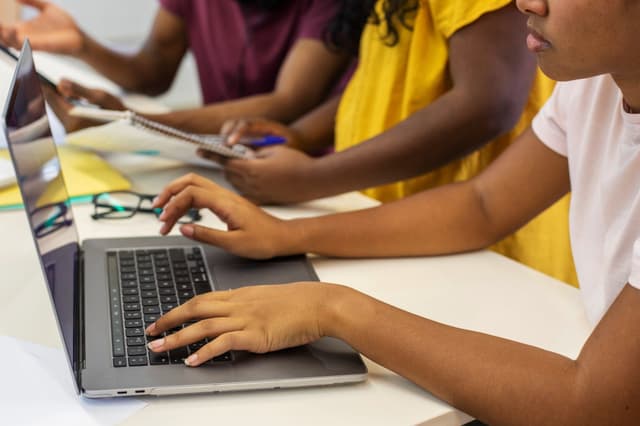 Legenda da imagem. Brasil em contraste: mãe conectada aos apps e jovens formados em Salvador. Reprodução: O Globo