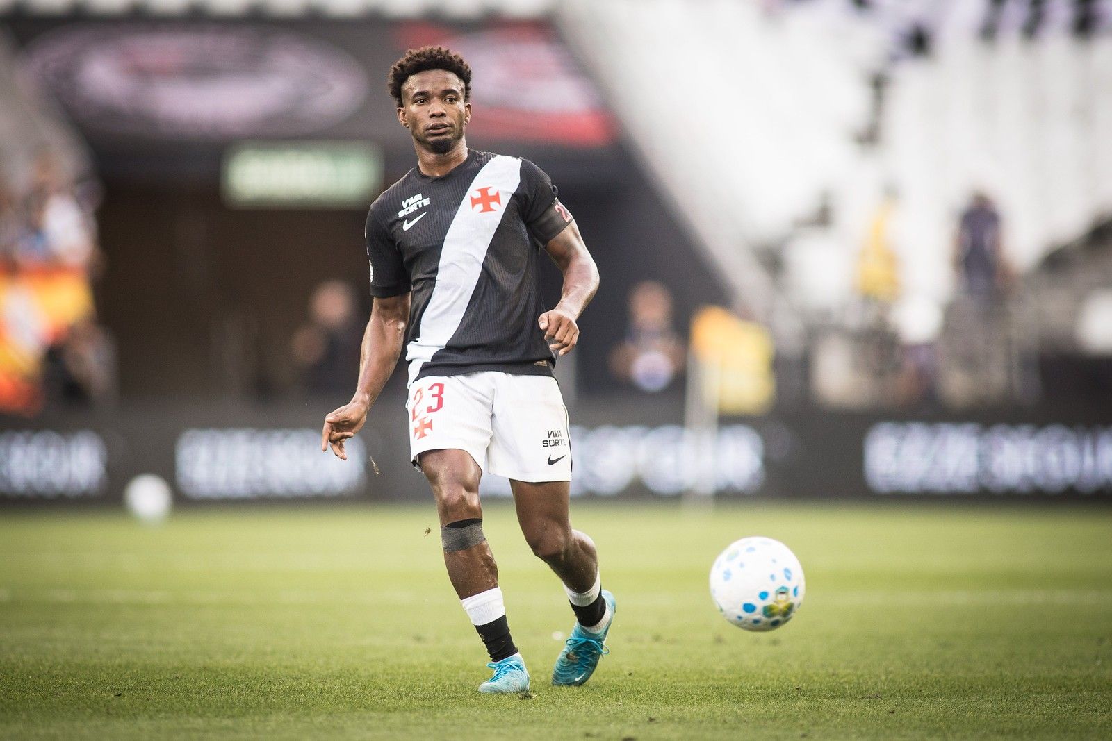 Thiago Mendes é denunciado ao STJD por reclamações sobre arbitragem contra o Corinthians