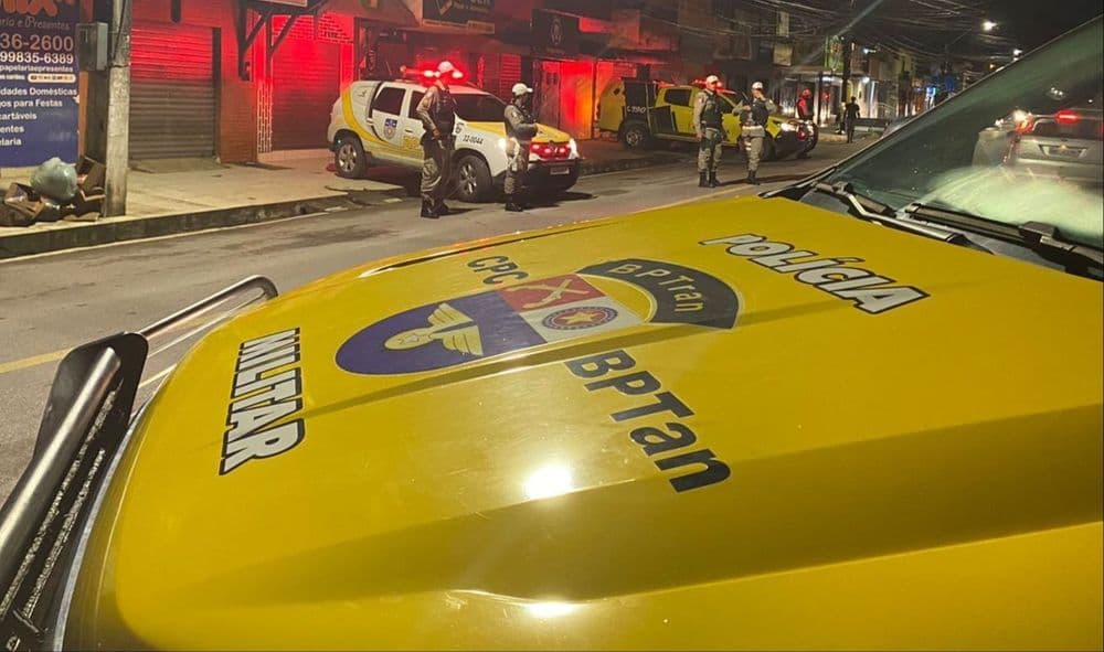 Acidente de motocicletas no bairro do Farol deixa três feridos, incluindo uma mulher com fratura exposta. Reprodução: Globo