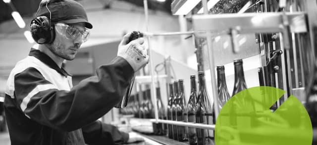 Cacos de vidro prontos para reciclagem em fábrica no Rio, destacando avanço no índice de reciclagem. Reprodução: Globo