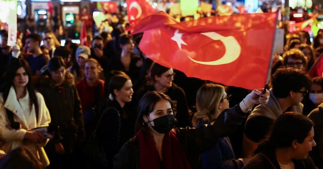 Turquia Detém Milhares em Protestos Após Prisão de Prefeito