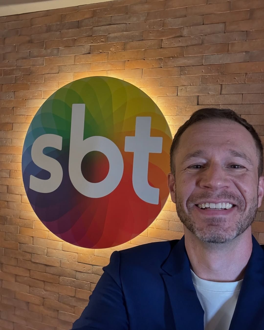 Tiago Leifert rebate críticas e diz realizar sonho com Copa no SBT: ‘Sempre quis ser narrador’