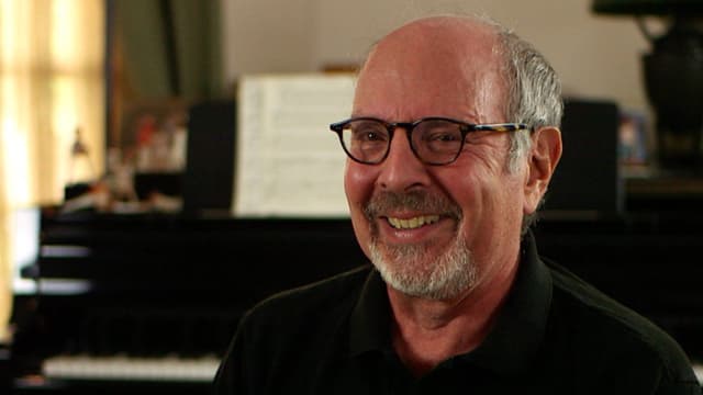 Mark Snow, compositor conhecido por temas icônicos de séries como 'X-Files' e 'Smallville'. Reprodução: Gizmodo