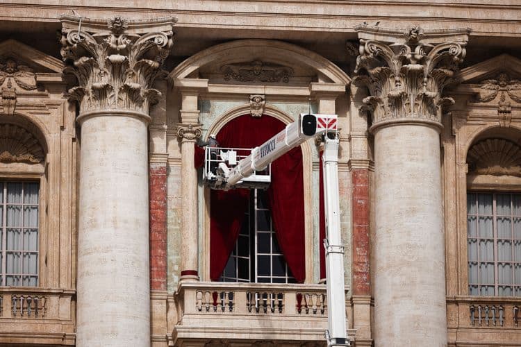 Cardeais se reúnem na Capela Sistina para escolher o novo papa. Reprodução: Globo
