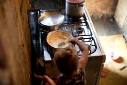 Pobreza persiste em Japeri, RJ; Bolsa Família precisa ampliar atendimento a mulheres e jovens negros.. Reprodução: Oglobo