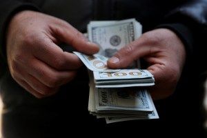 Dólar hoje cai a R$ 4,95, menor valor em mais de 2 anos; no mês, queda foi de 4,4%