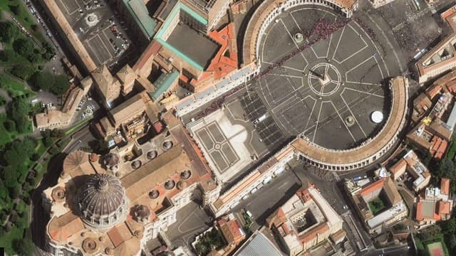 Multidão se reúne na Praça São Pedro para homenagens ao pontífice antes do funeral. Reprodução: IG