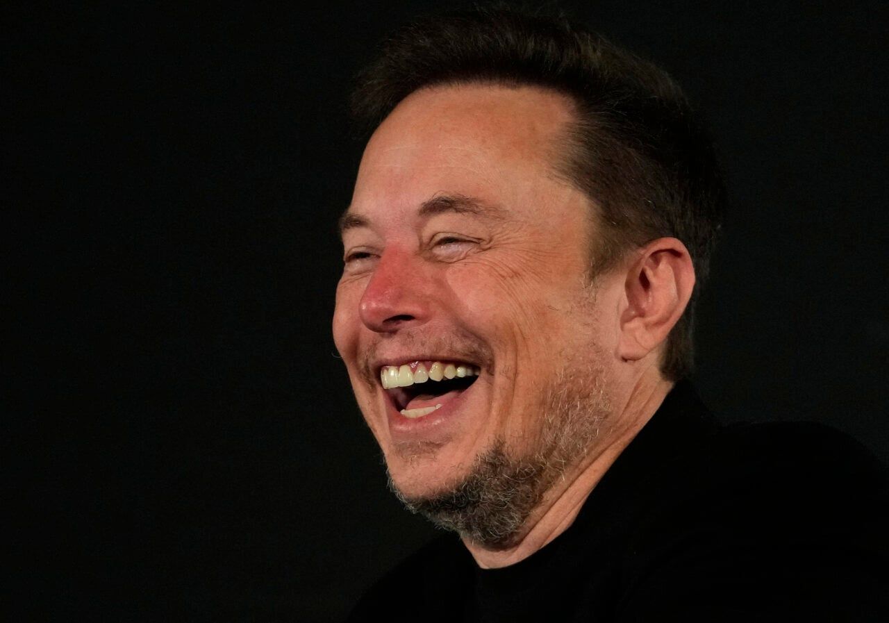 [Elon Musk ri sobre salários de funcionários da TSA]. Reprodução: Gizmodo