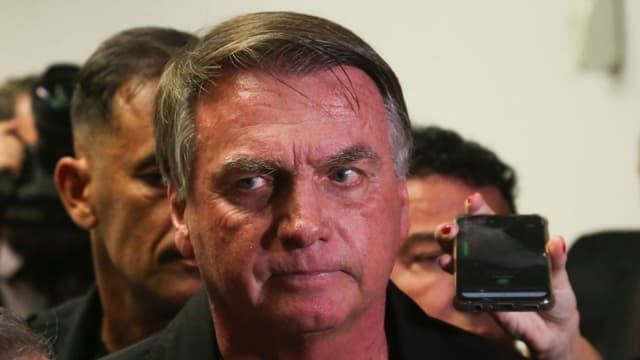 Bolsonaro volta a Brasília para defesa sobre golpe