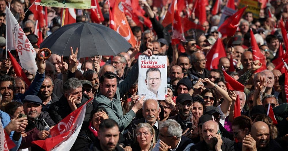 Protestos em Istambul Revelam Crise Política em Meio à Repressão