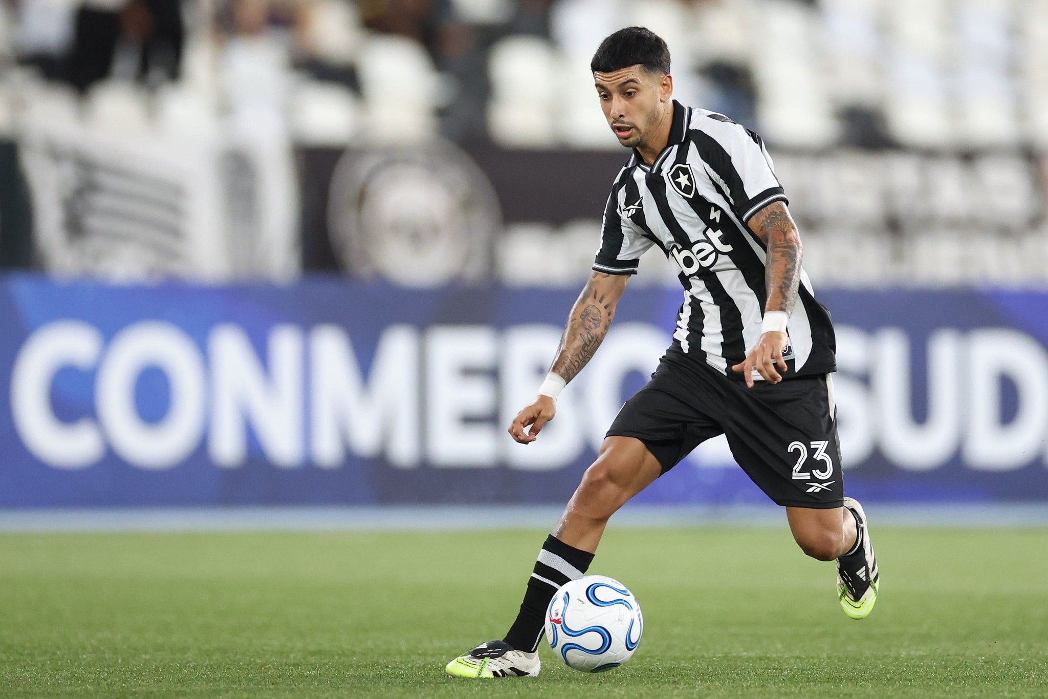 Jogador do Botafogo em ação durante partida da Copa Sul-Americana.