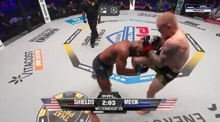 Joelhada de Sarek Shields causa lesão grave em Nicholas Meck na PFL 8; Legenda da imagem. Reprodução: Globo