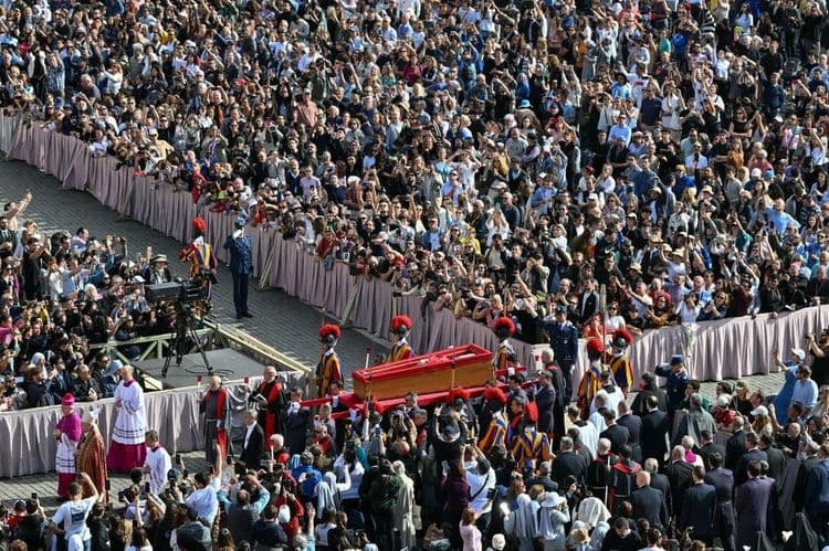O corpo de Francisco é translado para a catedral para despedidas dos fiéis. Reprodução: Globo