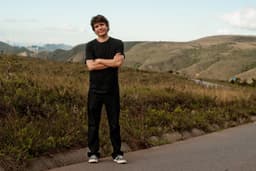 Despedida de Lô Borges com coral Trem Azul e fãs emocionados na missa de sétimo dia. Legenda da imagem. Reprodução: Retorno do item 11