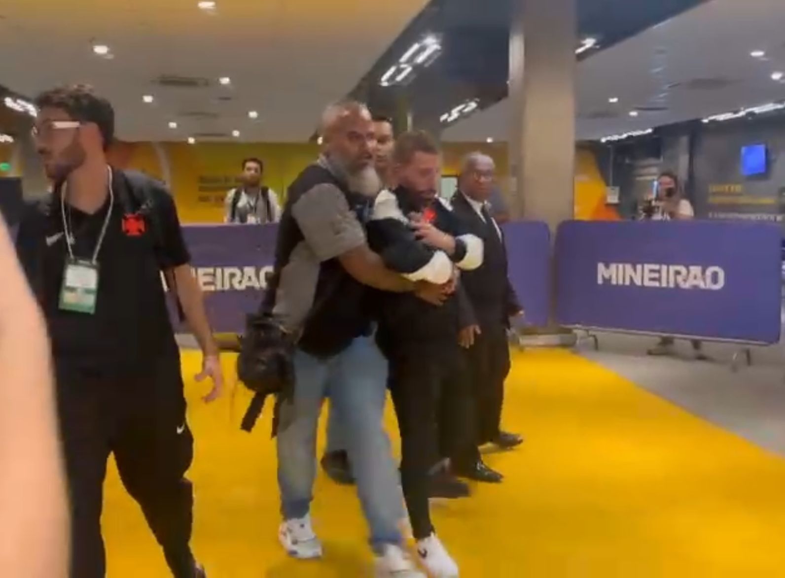 Presidente do Vasco envolve-se em confusão após empate, com gás de pimenta.. Reprodução: Ge