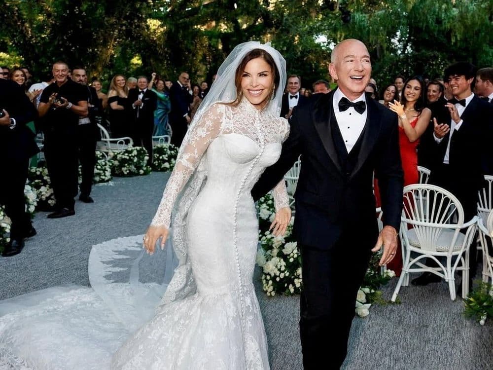 Jeff Bezos e Lauren Sánchez caminham após cerimônia de casamento em Veneza, destacando extravagância e poder. Reprodução: Business Insider