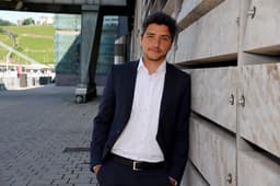 Franco Delle Donne afirma que Kast copiou discurso anti-imigração europeu na América Latina.. Reprodução: Elpais