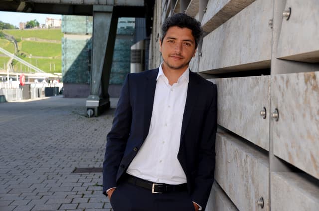 Franco Delle Donne afirma que Kast copiou discurso anti-imigração europeu na América Latina.. Reprodução: Elpais